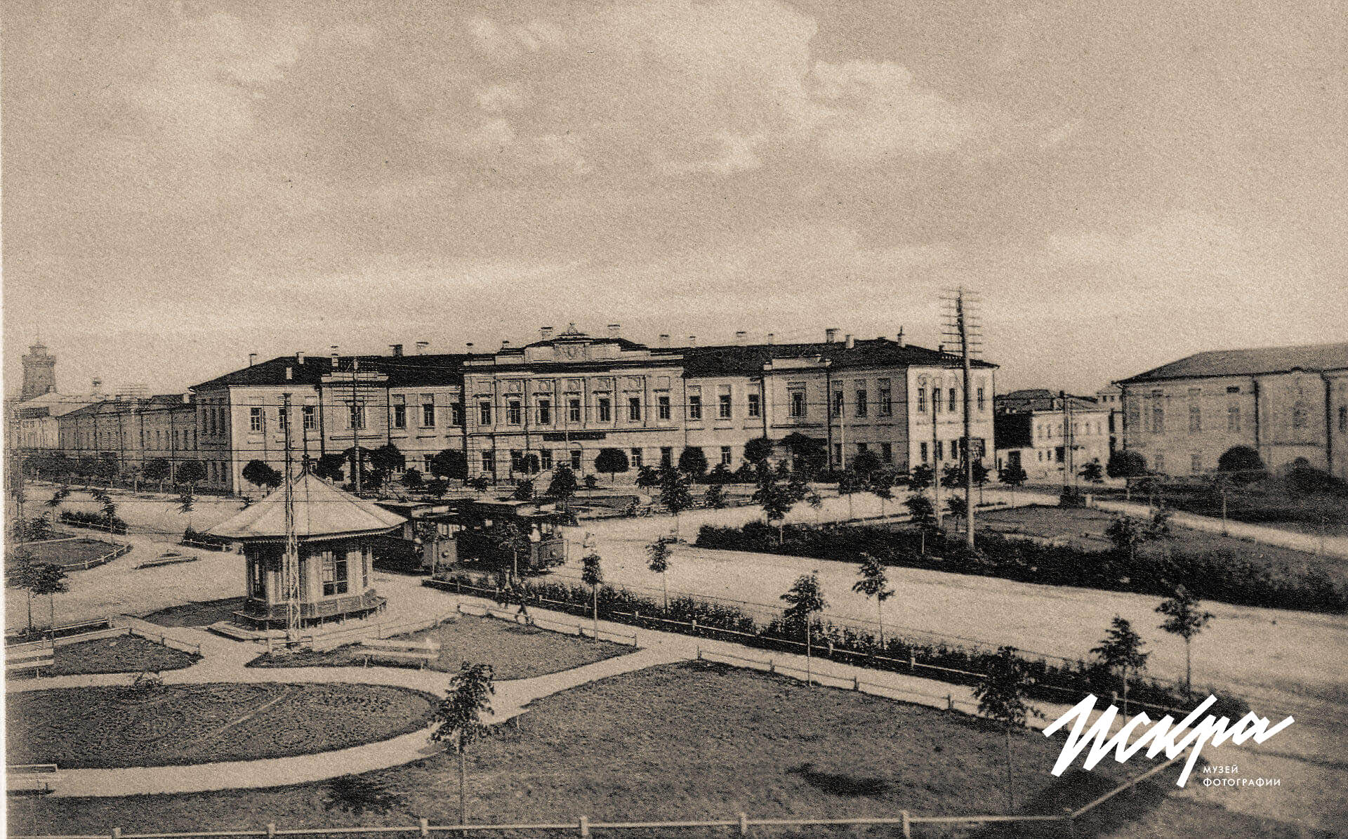 Восьмиугольная судебная площадь в Твери - площадь Ленина и здания городской администрации. 