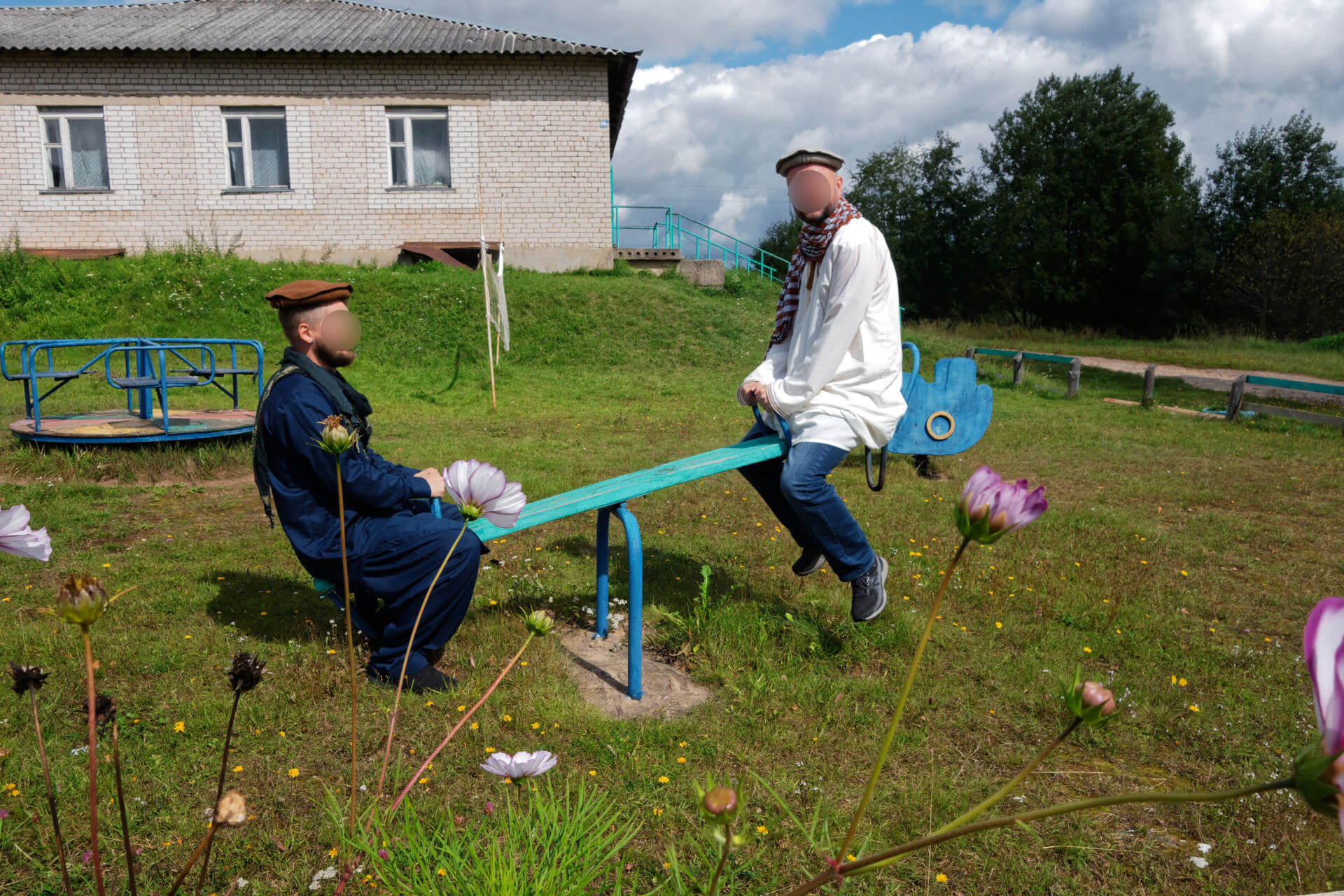 Два парня всегда найдут чем заняться на качелях. 