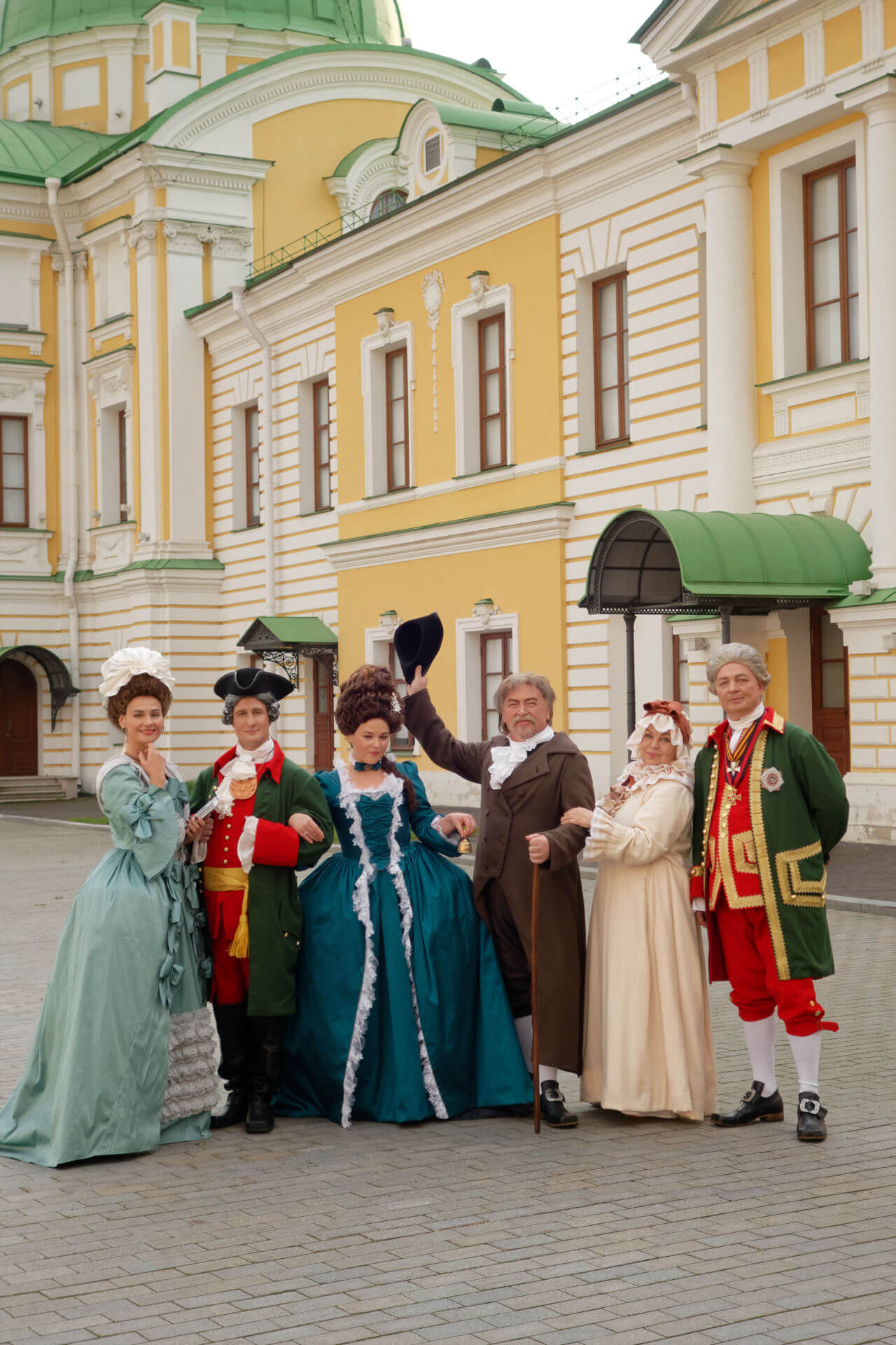 Групповой снимок актеров на фоне Императорского дворца