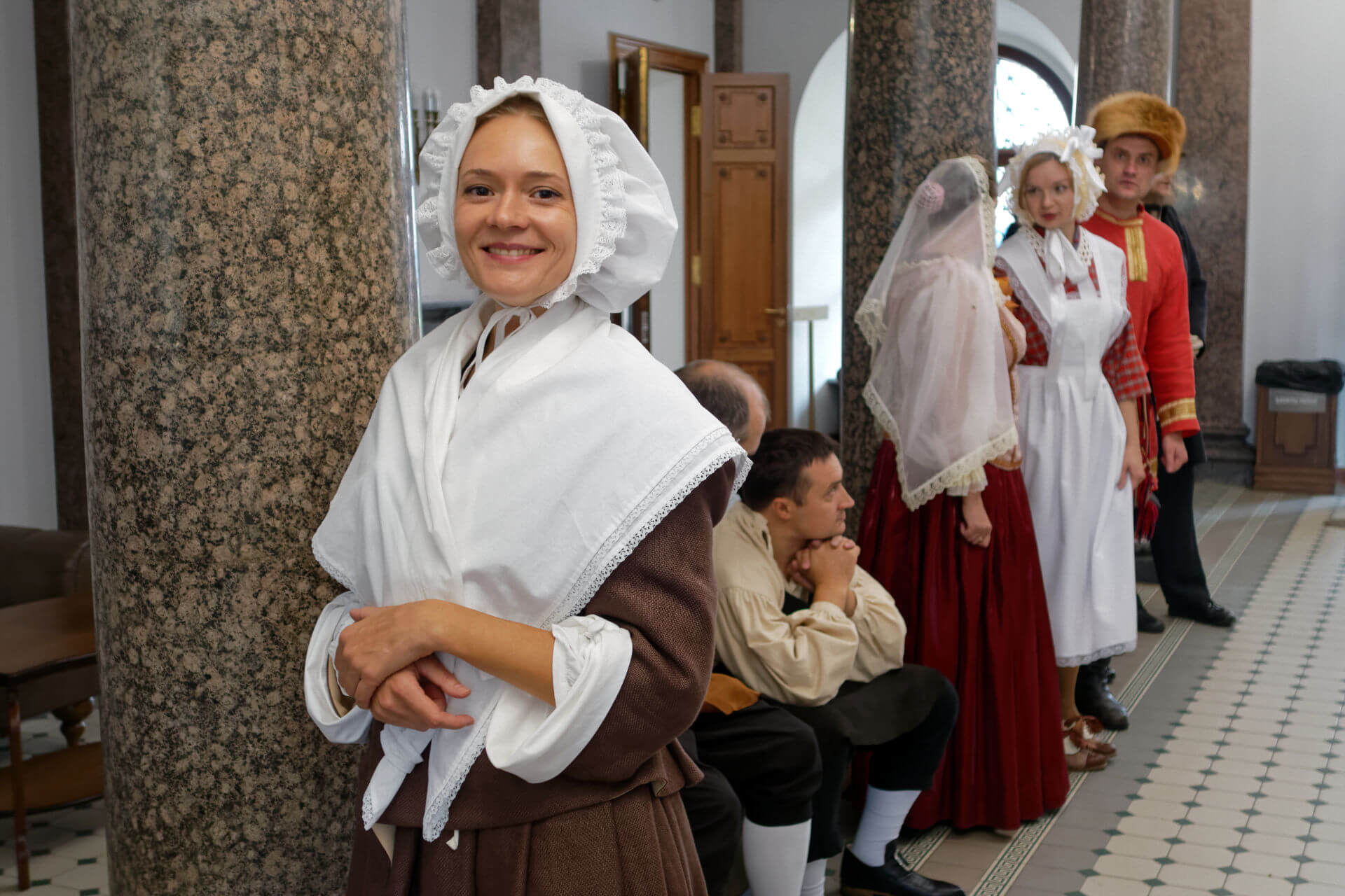 Девушка в костюме простой жительницы 